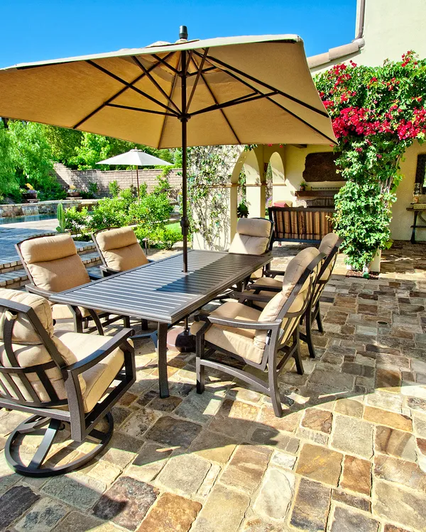 Outdoor Kitchen & Entertaining Patio